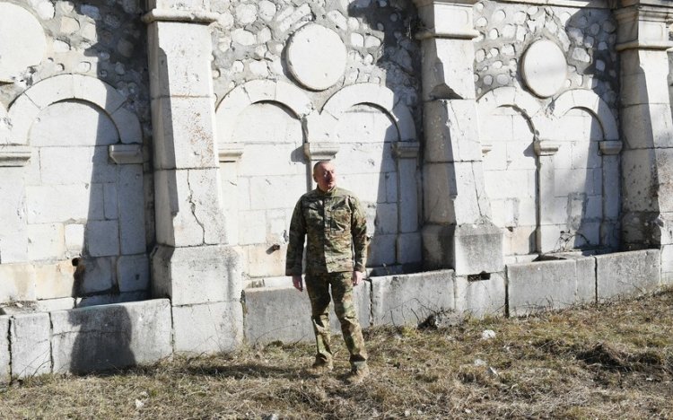 İlham Əliyev: "Bu gün bir şeyə kədərlənirəm ki, atam bu günü görə bilməyib"