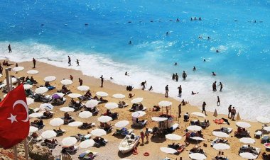 Antalyaya turist axını 62% artıb
