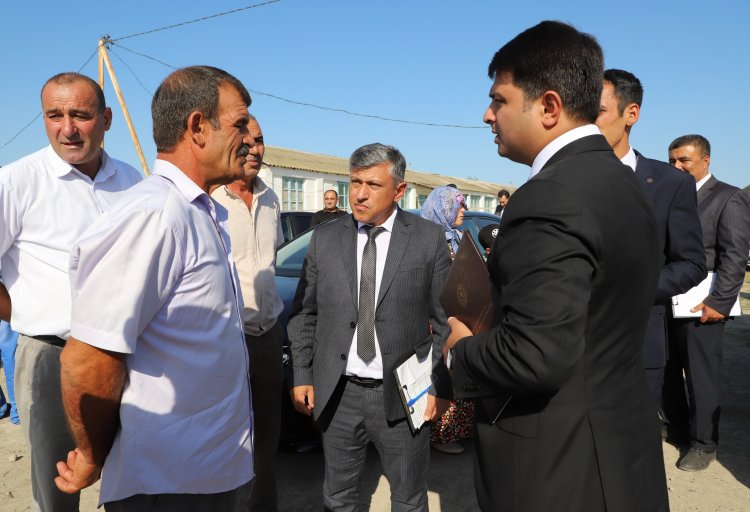 Mirhəsən Seyidov vətəndaşların problemlərini dinləyib