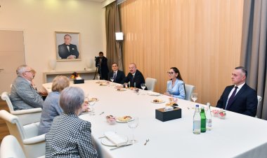 rezident İlham Əliyev və birinci xanım Mehriban Əliyeva akademik Zərifə Əliyeva ilə bir dövrdə çalışmış oftalmoloqlarla söhbət ediblər