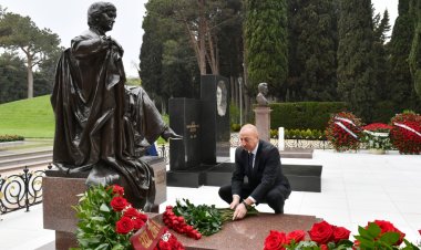 Prezident İlham Əliyev akademik Zərifə xanım Əliyevanın məzarını ziyarət edib
