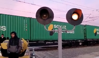 Yol nişanına əhəmiyyət verməyən “Nazlifan”ı elektrovoz vurub