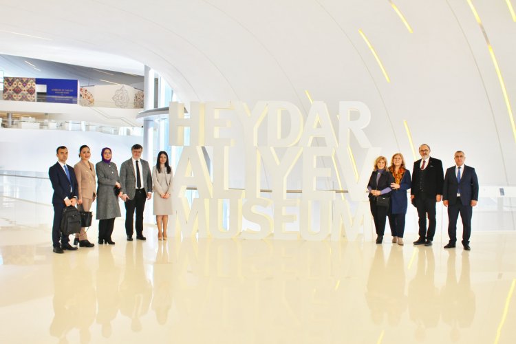 Türk Dünyası Mediatorları Heydər Əliyev Mərkəzini ziyarət edib