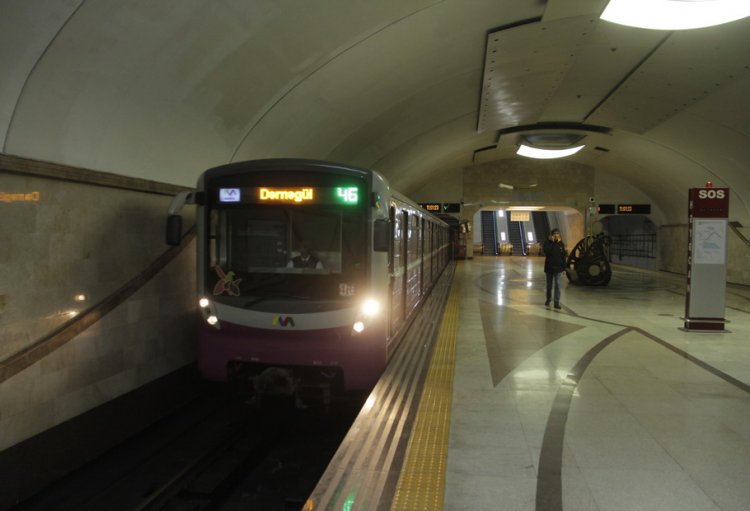 Bakı metrosunda ahıl kişi qatar yoluna düşdü